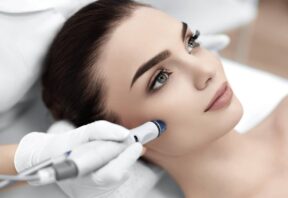 Qui réalise la technique de peeling : le soin hydrafacial ? - Qui réalise la technique de peeling : le soin hydrafacial ? - Phoenix Esthetic