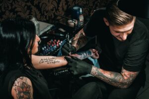 est-ce douloureux d'enlever un tatouage au détatouage à Paris ? Phoenix Esthetic